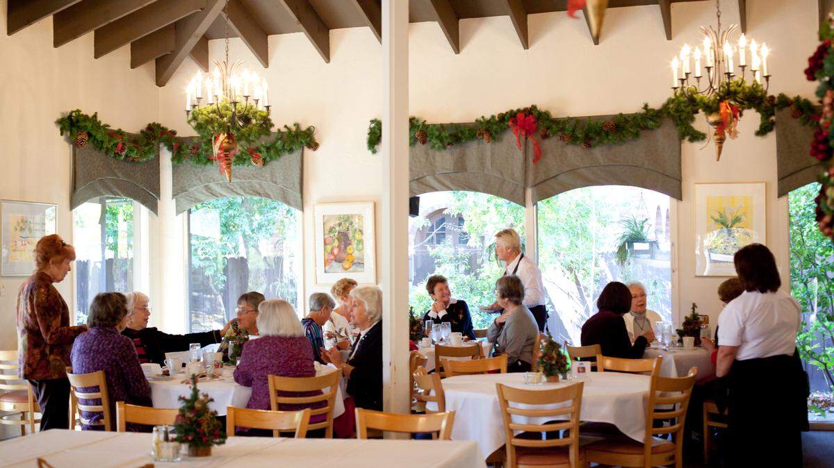 Nearly half of food allergy-related deaths are linked to food from a restaurant or other food service provider.