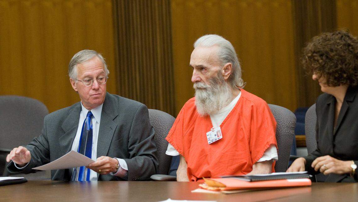 The so-called “I-5 Strangler” Roger Reece Kibbe appears in court with San Joaquin County Deputy Public Defender Miriam Lyell, right and Jan Karowsky, in September 2009. Kibbe, 81, was strangled to death in his cell at Mule Creek State Prison in March 2021. Another inmate, Jason Budrow, was later convicted in the killing.