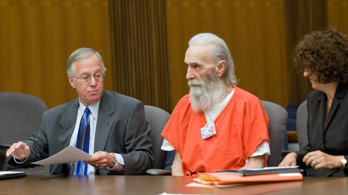 Roger Reece Kibbe appears in court with San Joaquin County Deputy Public Defender Miriam Lyell, right and Jan Karowsky, in September 2009.