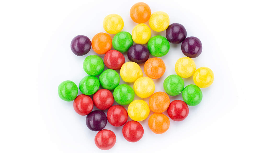 ¿Pudiera California prohibir los Skittles? Avanza un proyecto de ley contra los aditivos ‘tóxicos’