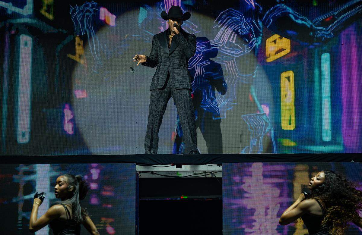 R&B singer-songwriter Ne-Yo performs at Golden 1 Center on Saturday.