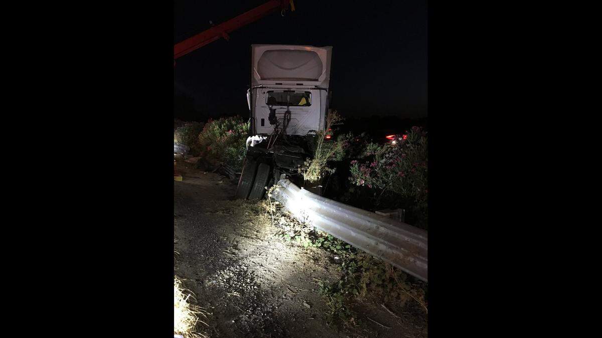 A big rig crash early Thursday has closed the left lane of southbound Highway 50 all morning as Caltrans performs emergency guardrail repairs near Dillard Road.