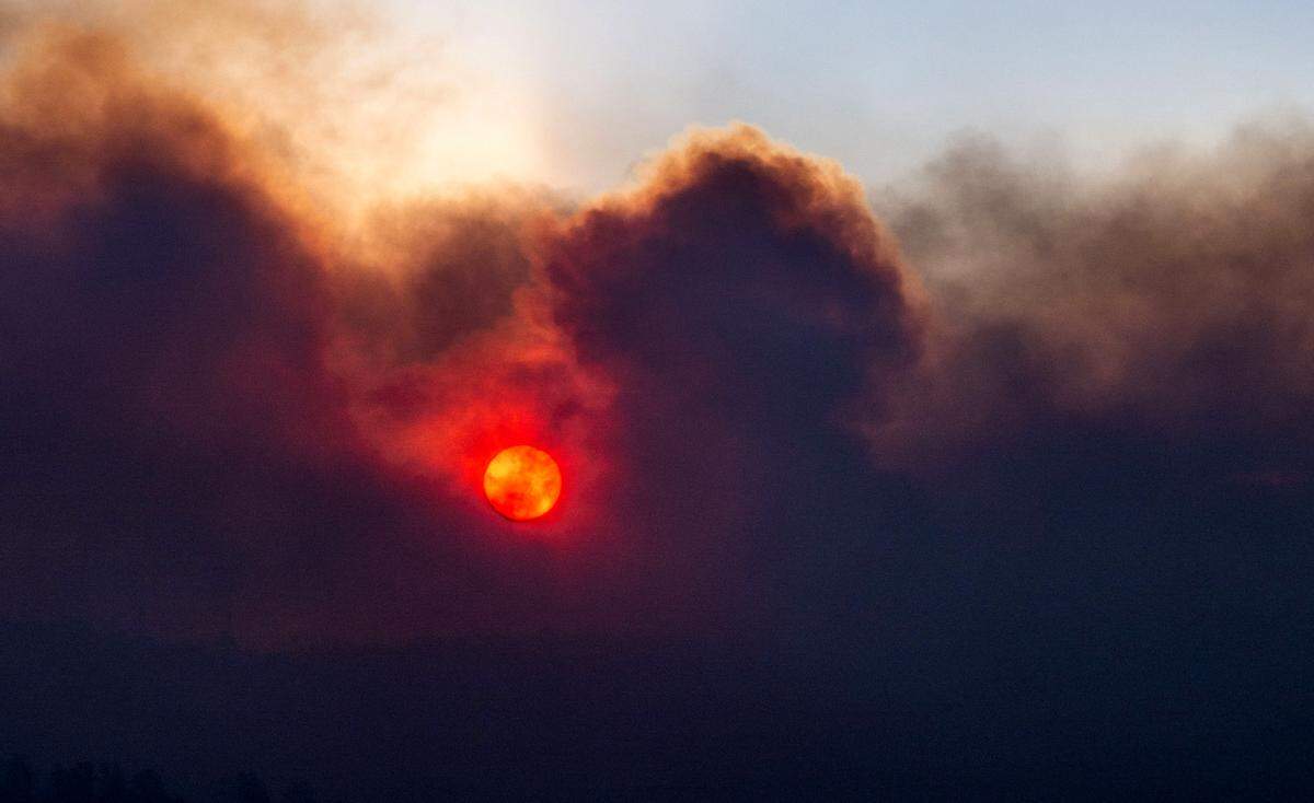 The sun rises as seen through smoke from the Park Fire as seen from Cohasset Road east of Chico on Thursday.