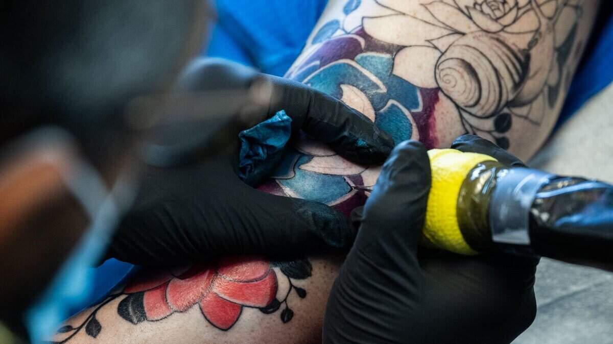 David Ramsés Cabral, copropietario de Ghost Ink tattoo, trabaja en un tatuaje para su cliente Meg San Filipo, el martes.