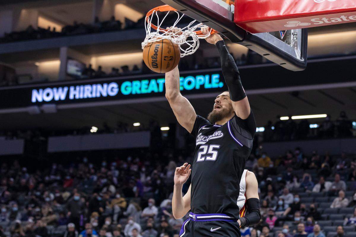 Sacramento Kings center Alex Len (25) makes an alley oop dunk during the first quarter in 2022 at Golden 1 Center.