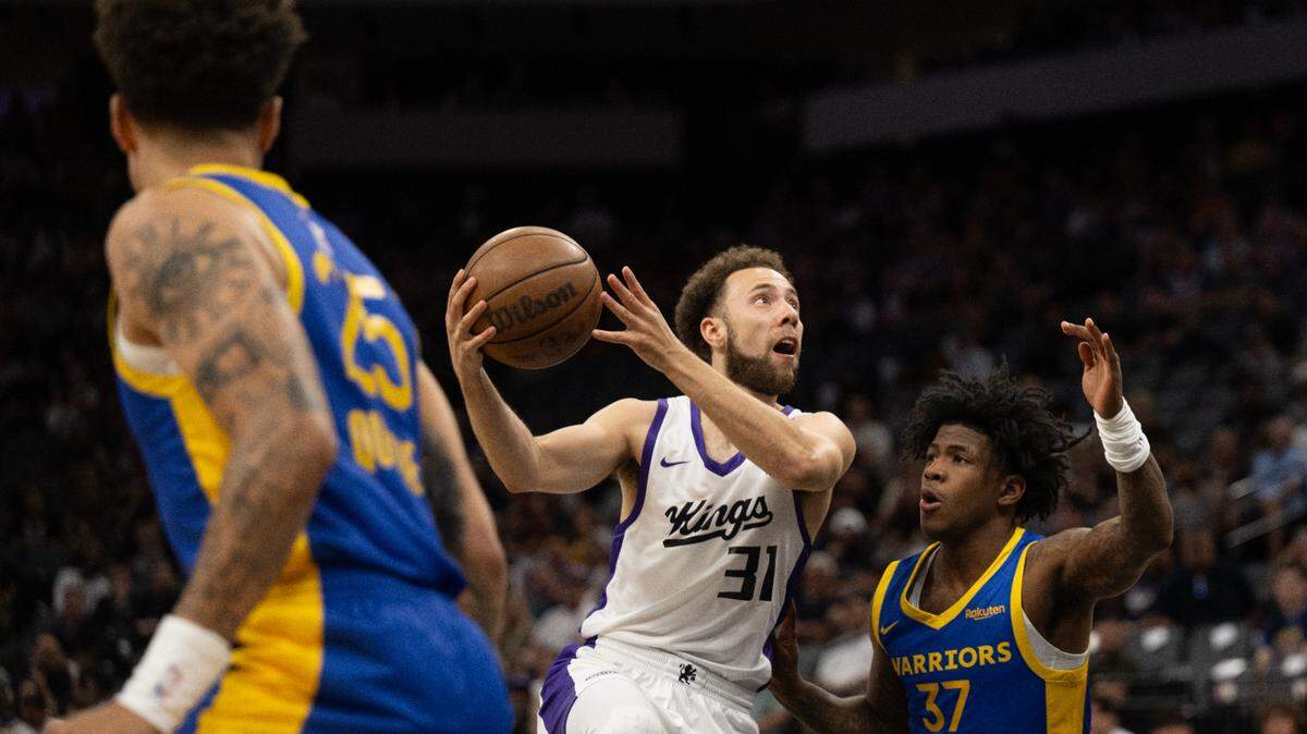Sacramento Kings guard Jordan Ford drives to the basket against the Golden State Warriors’ Kendric Davis during the California Classic at Golden 1 Center on Monday.
