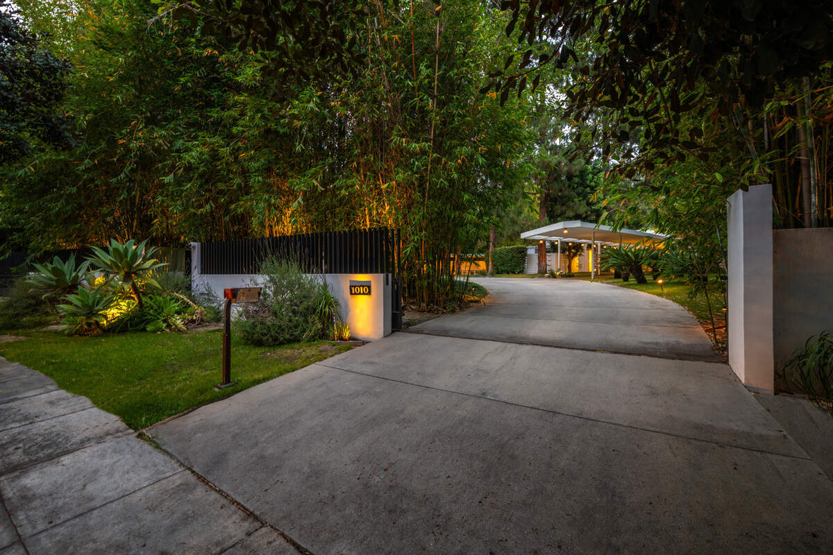A rare mid-century architectural gem by master architect A. Quincy Jones, one of California’s most celebrated mid-century modernists, is for sale in Beverly Hills for nearly $35 million.