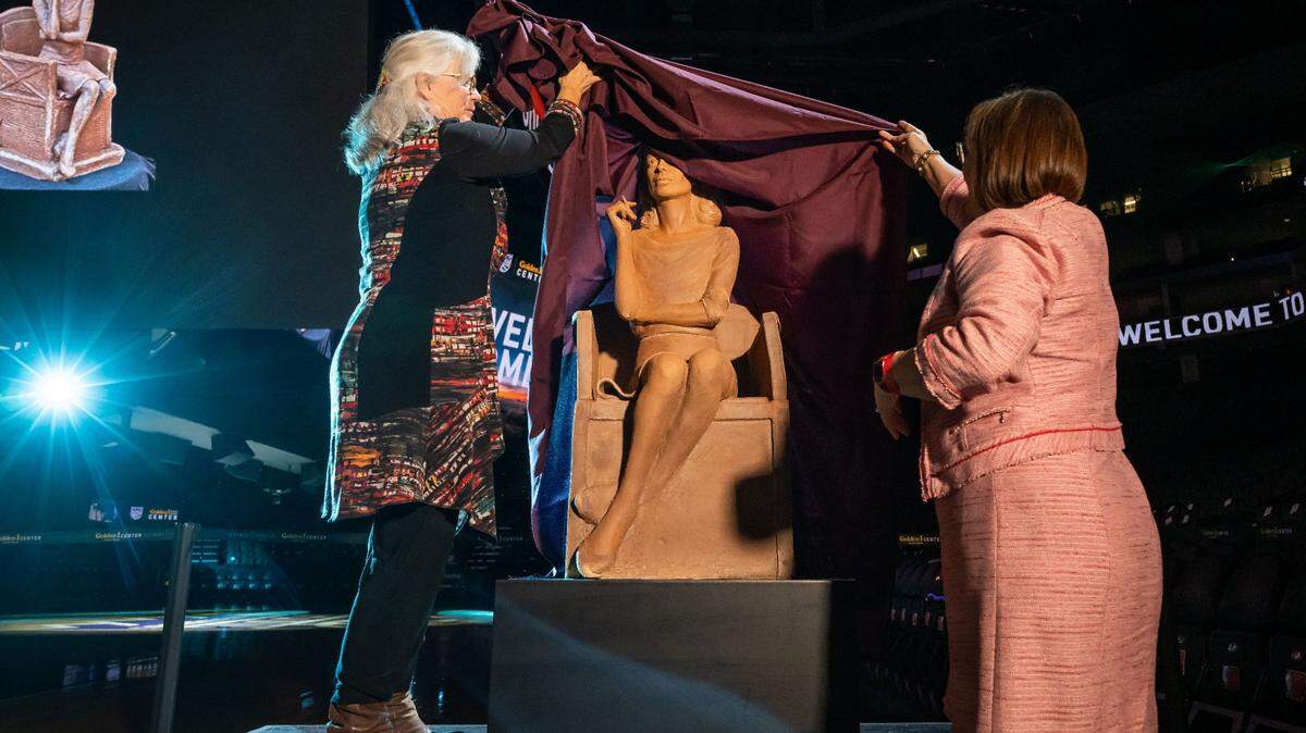Sculptor Lisa Reinertson, left, and Delta Pick Mellow, executive director and CEO of Sacramento History Museum, unveil a statue of Joan Didion in 2022.