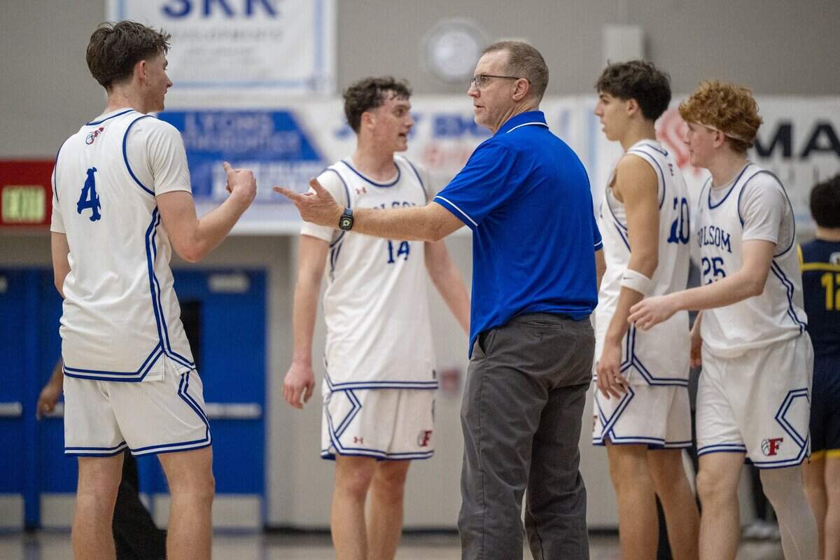 Folsom Bulldogs coach Mike Wall talks with his team during a timeout in the first half against the Oak Ridge Trojans on Friday in Folsom.