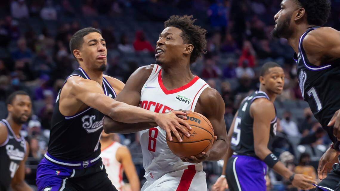 Sacramento Kings’ Tyrese Haliburton guards Houston Rockets forward Jae’Sean Tate (8) during the first quarter of an NBA basketball game in Sacramento, Calif., Friday, Jan. 14, 2022. (AP Photo/Randall Benton)