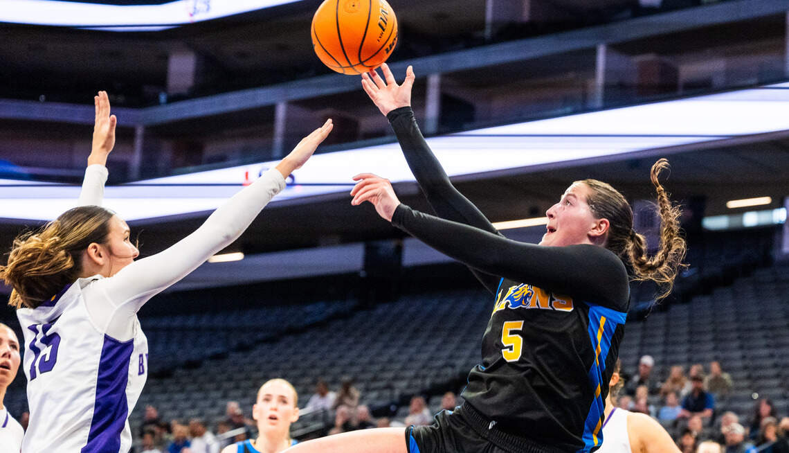 HS record-setter Lauren Harris of Yuba City signs with D-I program