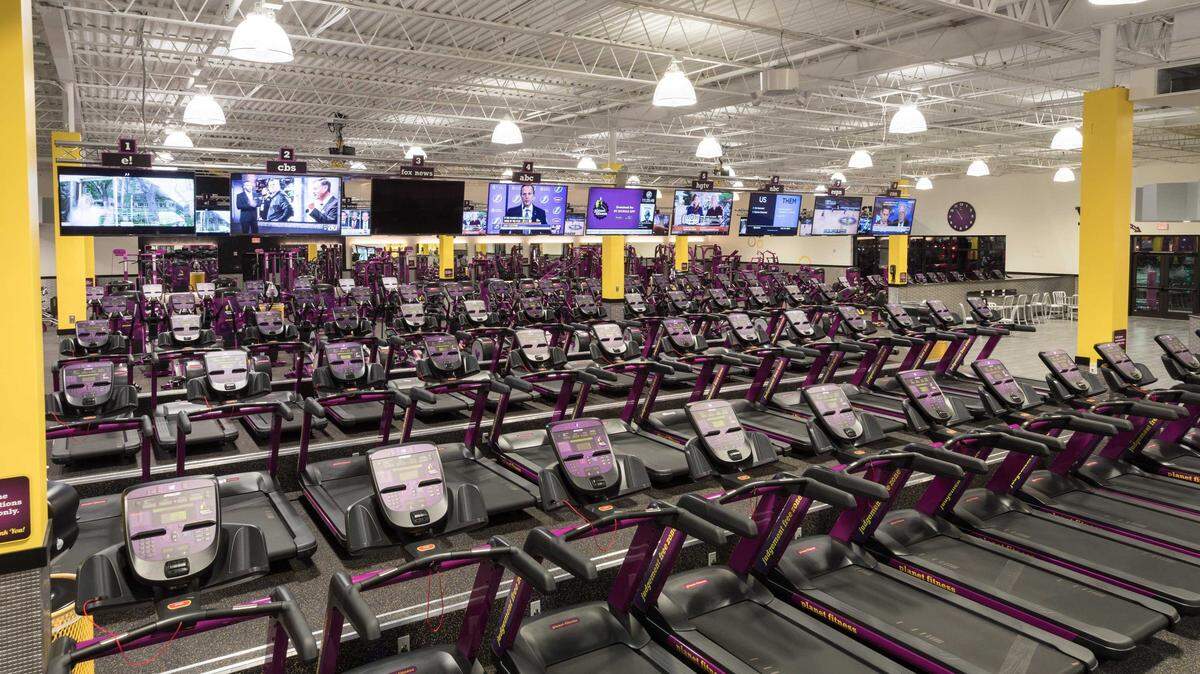 Planet Fitness is opening its doors this summer to high school-age teens for free, with each teen who signs up automatically entering a scholarship sweepstakes as part of the companyâs Teen Summer Challenge.
