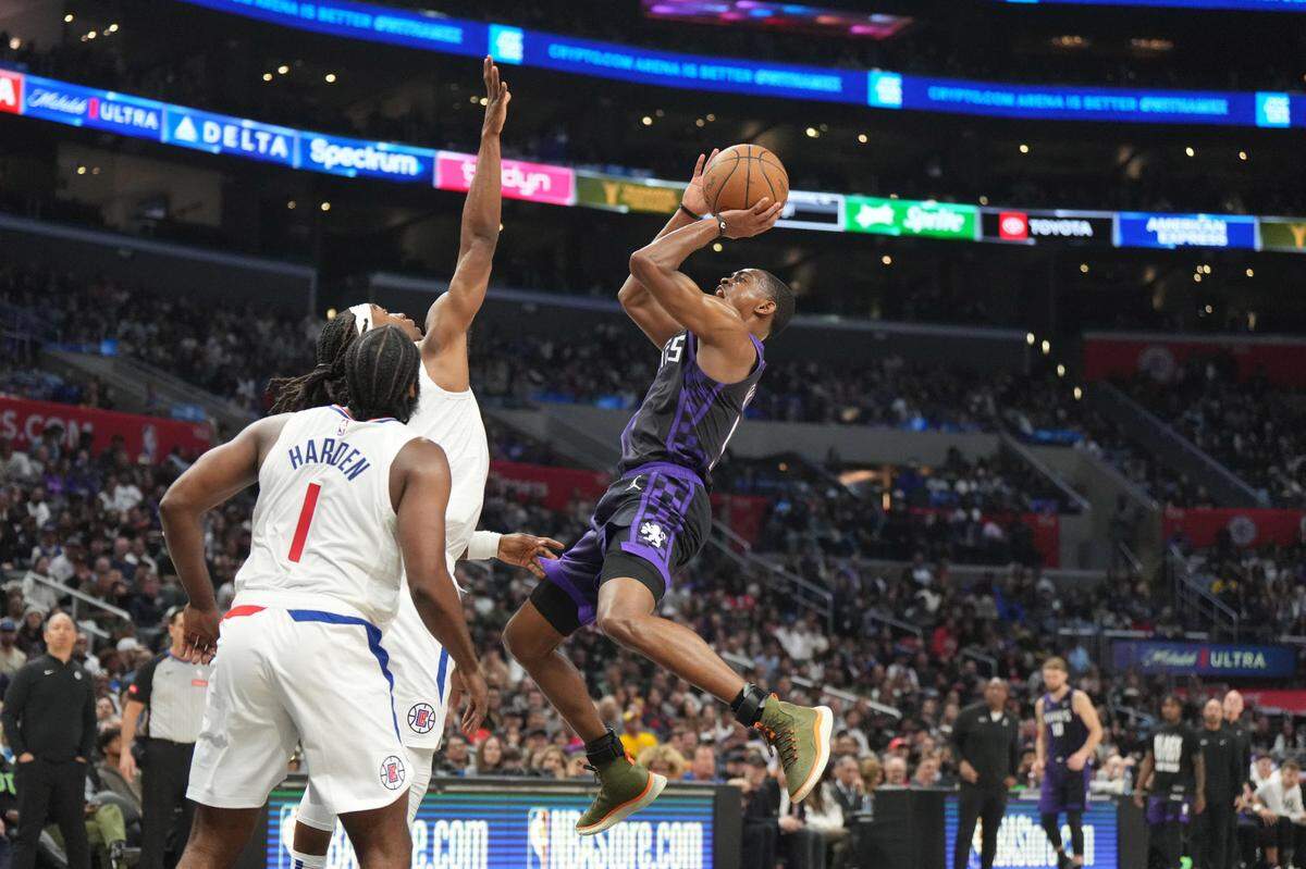 Sacramento Kings guard De’Aaron Fox (5) shoots the ball against Los Angeles Clippers guard Terance Mann (14) in the second half Sunday, Feb. 25, 2024, at Crypto.com Arena in Los Angeles.