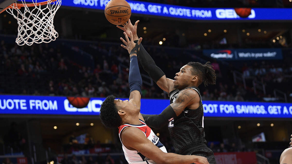 Sacramento’s Richaun Holmes shoots over the defense of the WIzards’ Rui Hachimura on Sunday.