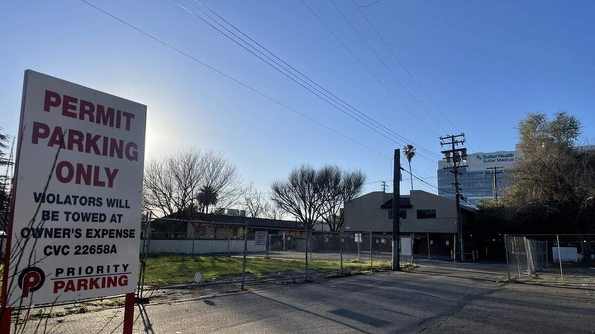 A vacant lot earlier this year on Alhambra Boulevard near Capitol Avenue and Folsom Boulevard. Sacramento is considering putting a vacant lot tax on ballots. 