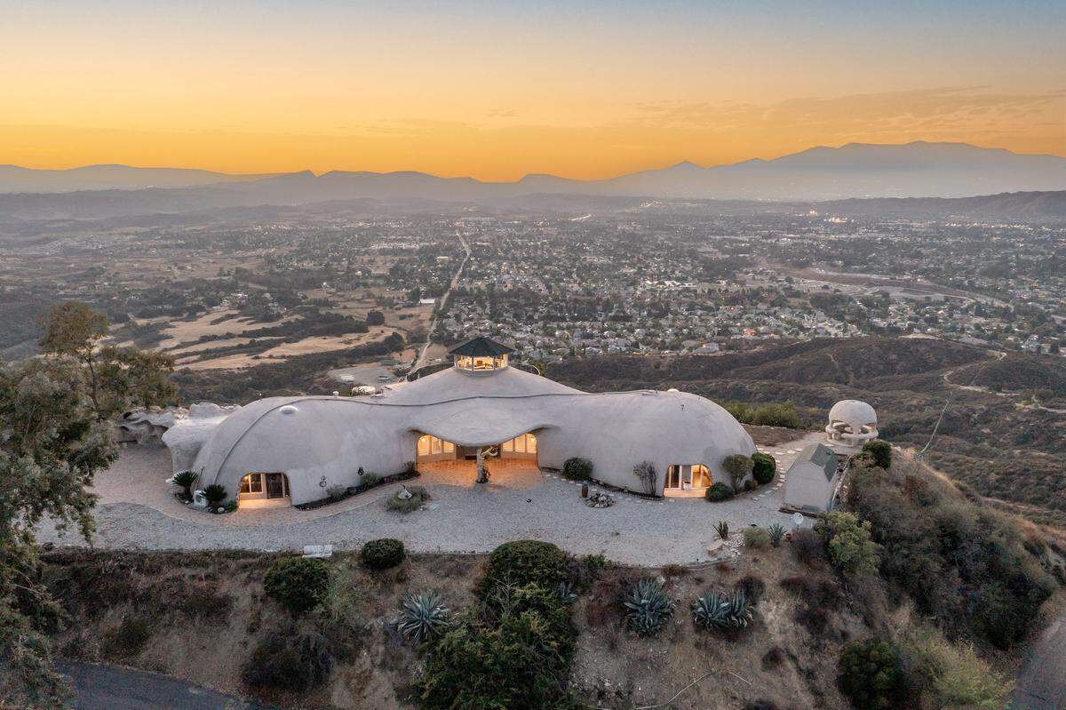Vista Dhome in Yucaipa, California, for sale for $3 million, consists of three interconnected domes—one 50-foot diameter dome flanked by two 40-foot domes.