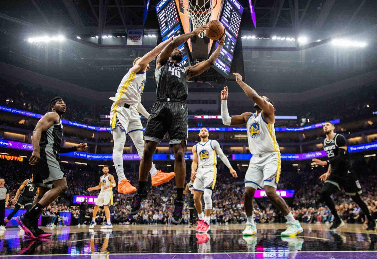 Sacramento Kings forward Harrison Barnes (40) goes to the basket as he’s defednded by Golden State Warriors guard Donte DiVincenzo (0) and forward Kevon Looney (5) during an NBA game on Friday, April, 7, 2023 at Golden 1 Center.