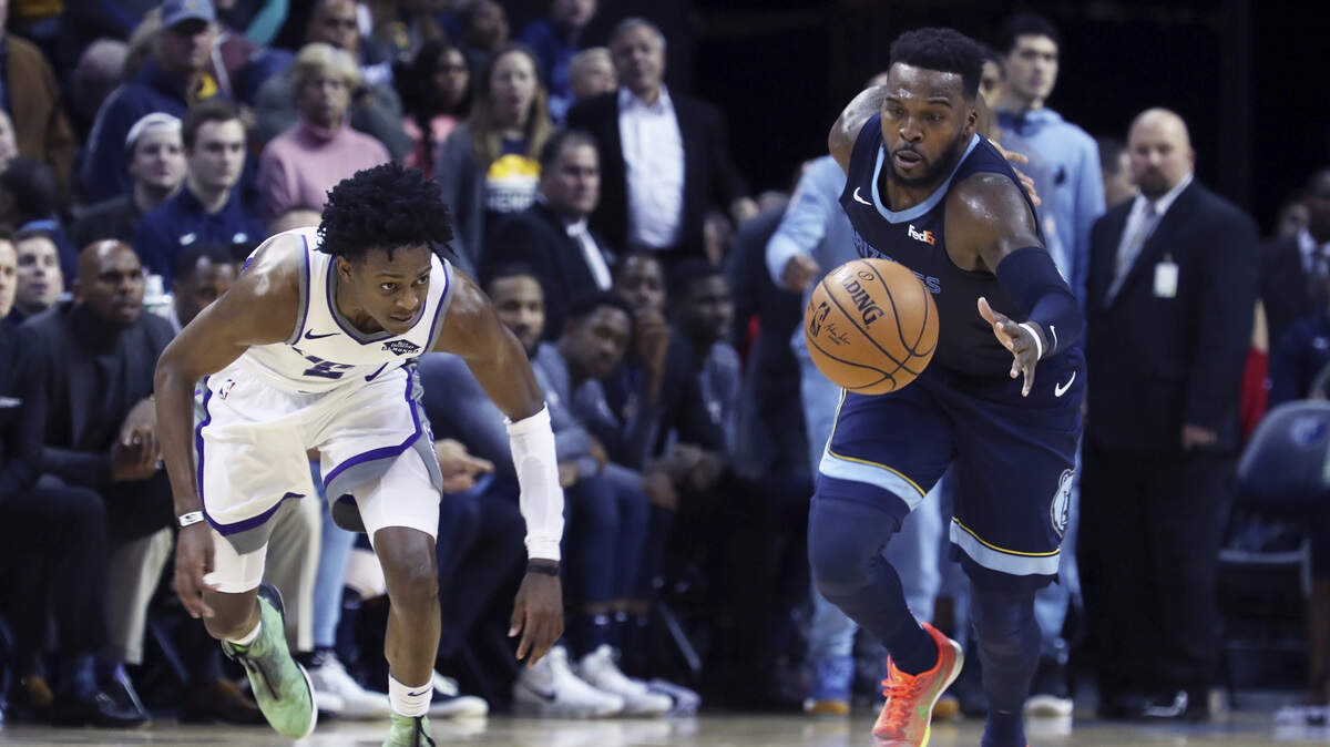 The Memphis Grizzlies’ Shelvin Mack, right, and Kings guard De’Aaron Fox chase down a loose ball Friday in Memphis, Tenn. Fox scored 23 points in the Kings’ 112-104 loss at FedExForum.