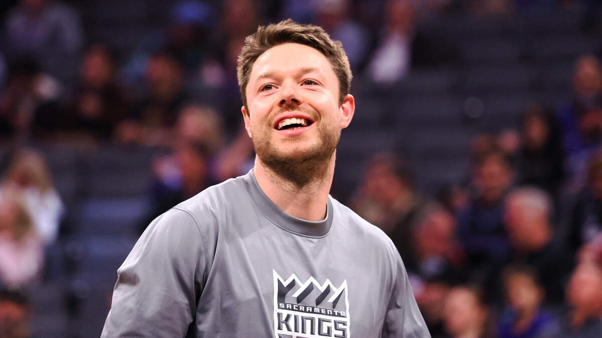 Sacramento Kings guard Matthew Dellavedova (8) warms up before a game against the Washington Wizards at Golden 1 Center on Dec. 23, 2022.