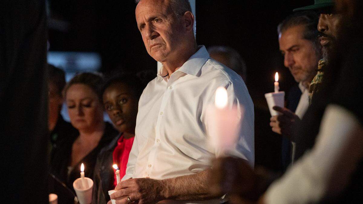 El alcalde de Sacramento, Darrell Steinberg, se encuentra con miembros de la comunidad en una vigilia con velas por las víctimas de un tiroteo nocturno en el centro de Sacramento que dejó seis muertos.
