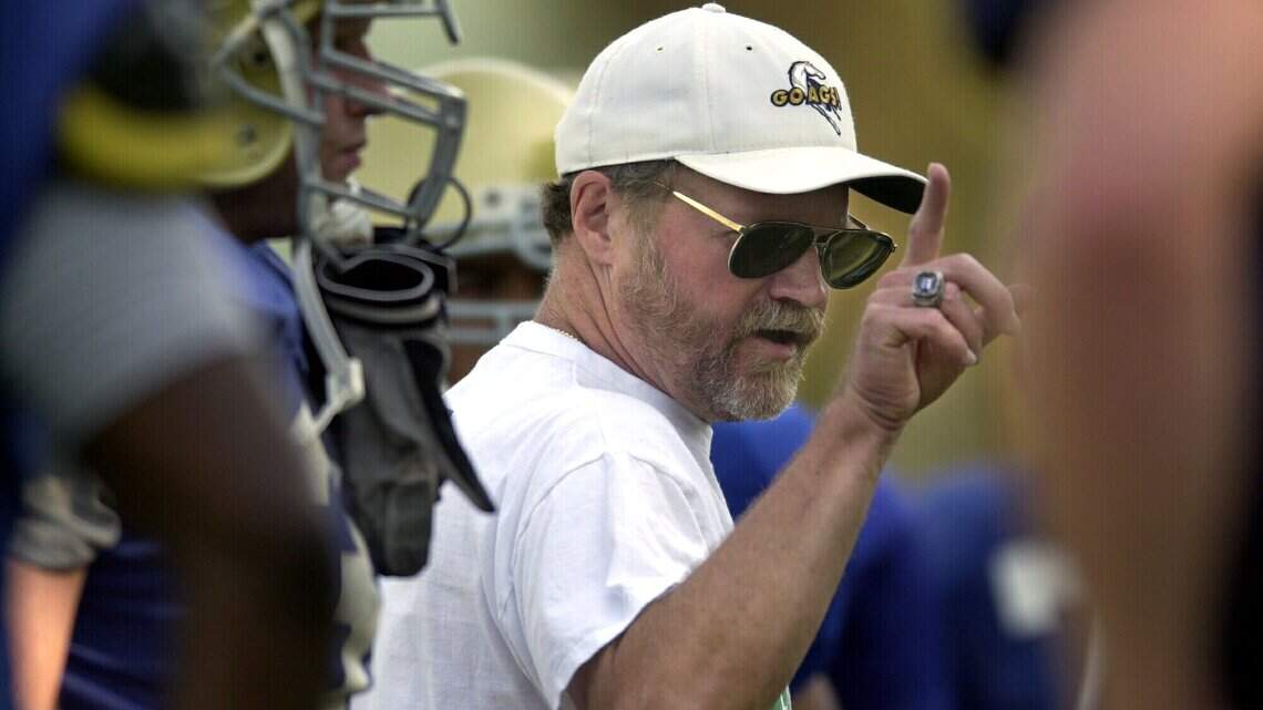 For 41 years, he coached for free and in sandals for UC Davis. Fred Arp dies at 73