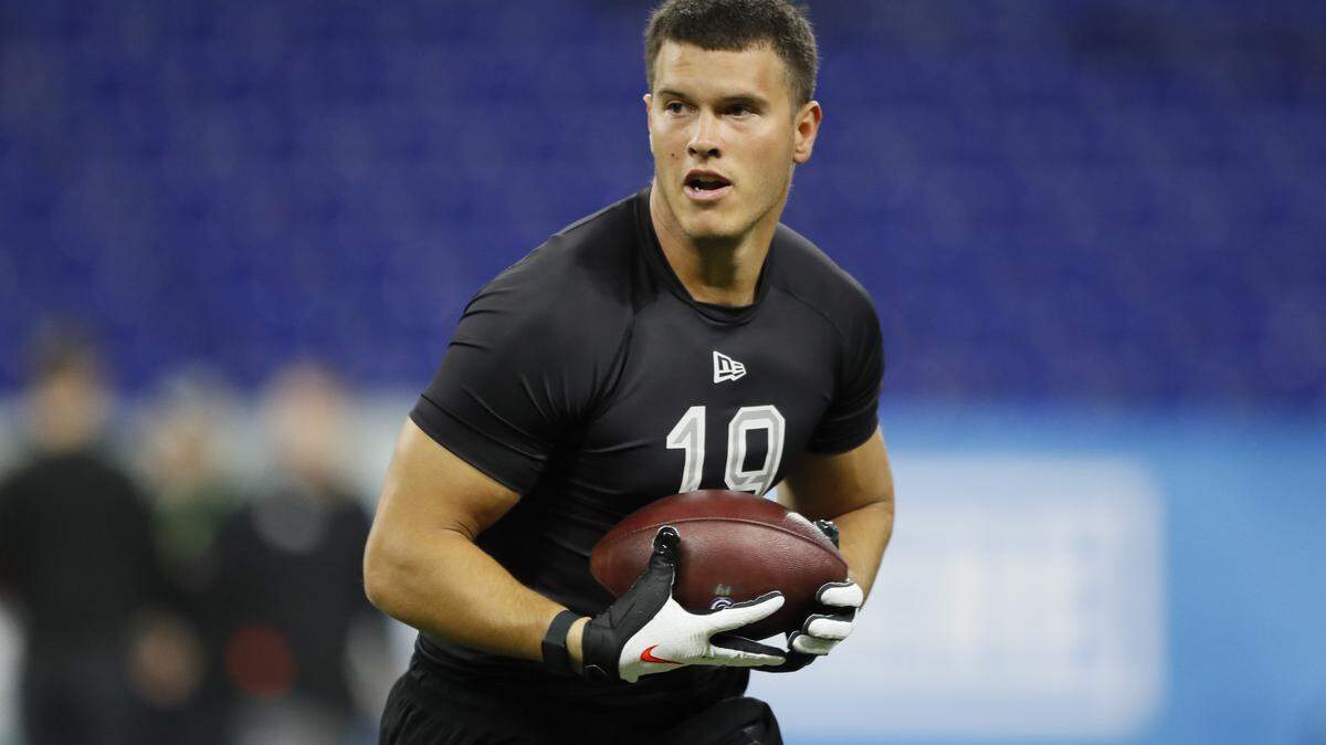 Georgia tight end Charlie Woerner runs the 40-yard dash at the NFL football scouting combine in Indianapolis, Thursday, Feb. 27, 2020. (AP Photo/Charlie Neibergall)