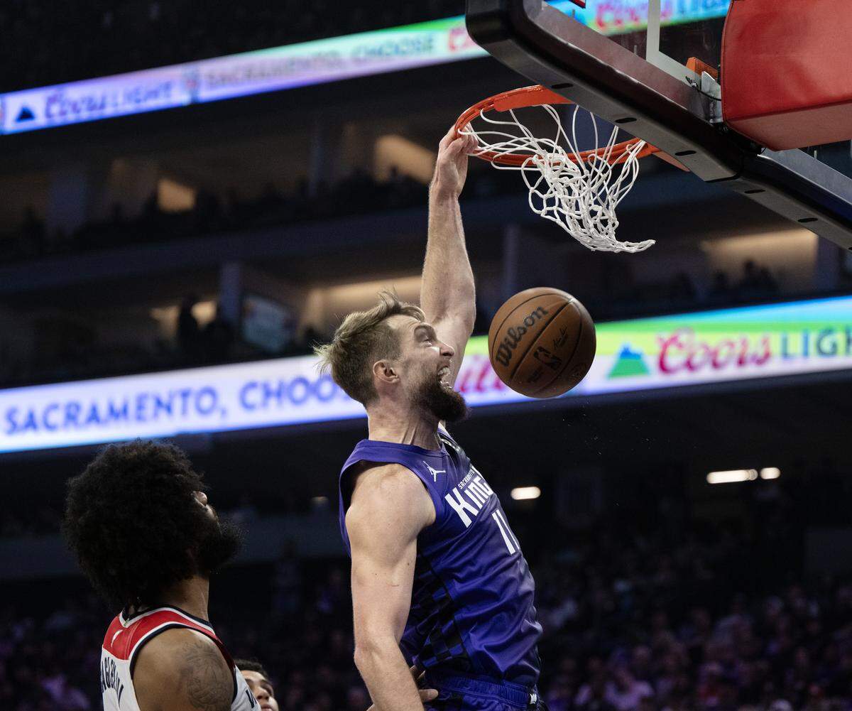 Sacramento Kings center Domantas Sabonis (11) scores a basket in the first half against the Washington Wizards on Friday, Jan. 16, 2026, at Golden 1 Center.