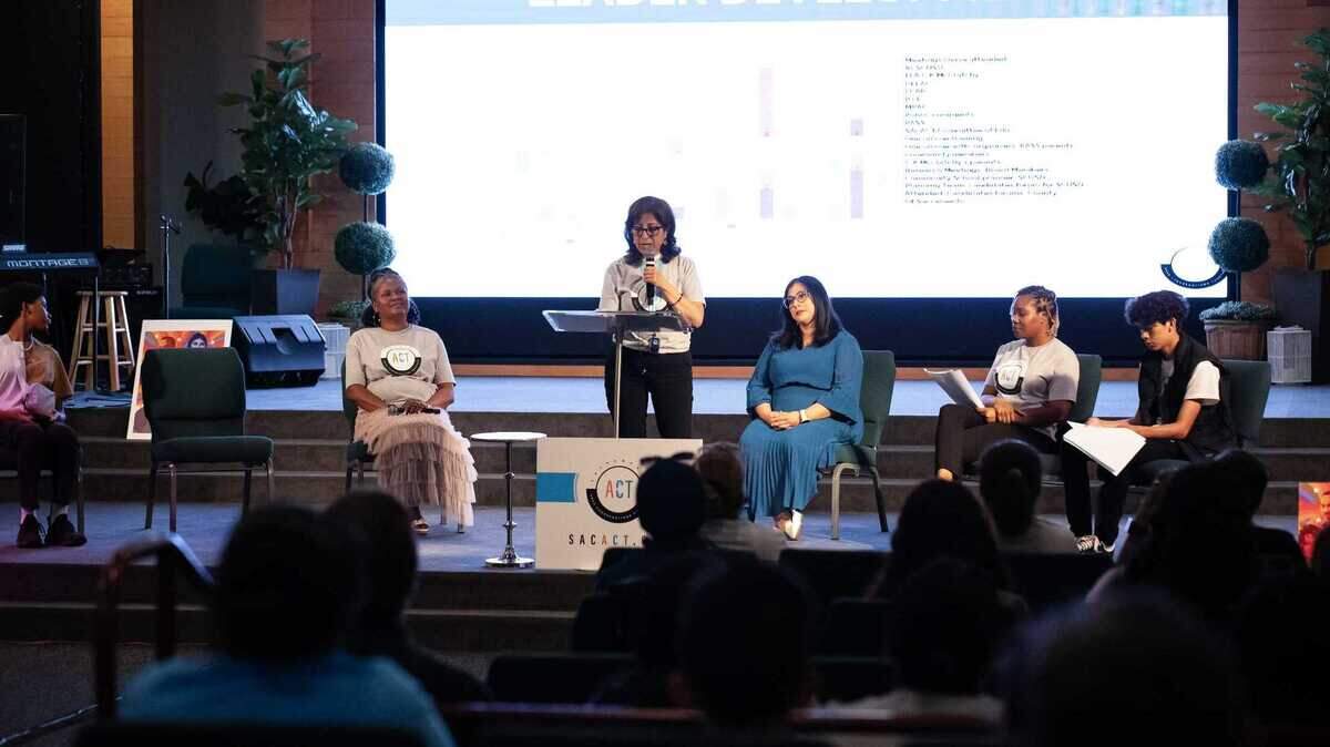 Alma García, de 56 años y madre de tres alumnos del Distrito Escolar Unificado de la Ciudad de Sacramento, habla sobre su mayor participación como madre en las escuelas de sus hijos en una asamblea de la Ley de Sacramento el 12 de abril de 2024.