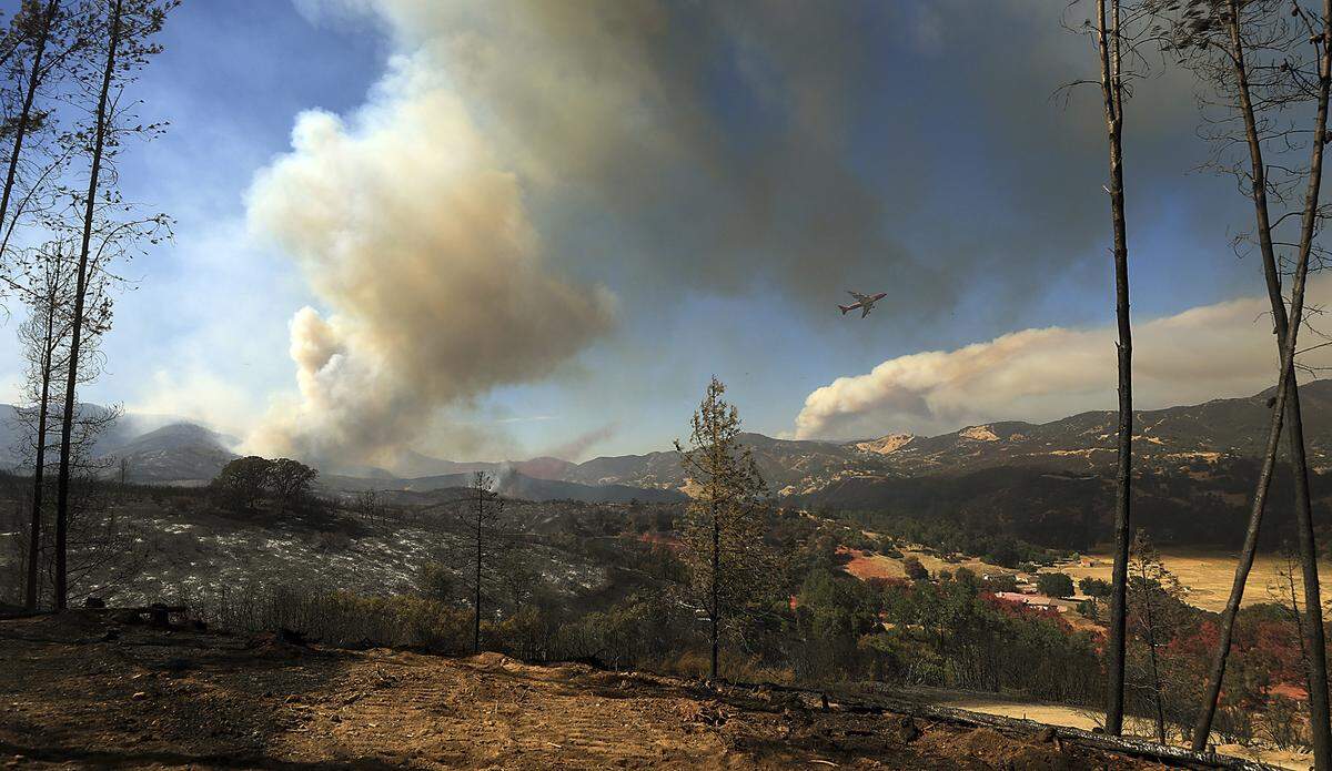 Smoke from multiple wildfires billows into the sky, Friday, Aug. 3, 2018, in Scotts Valley near Lakeport, Calif. (Kent Porter /The Press Democrat via AP)