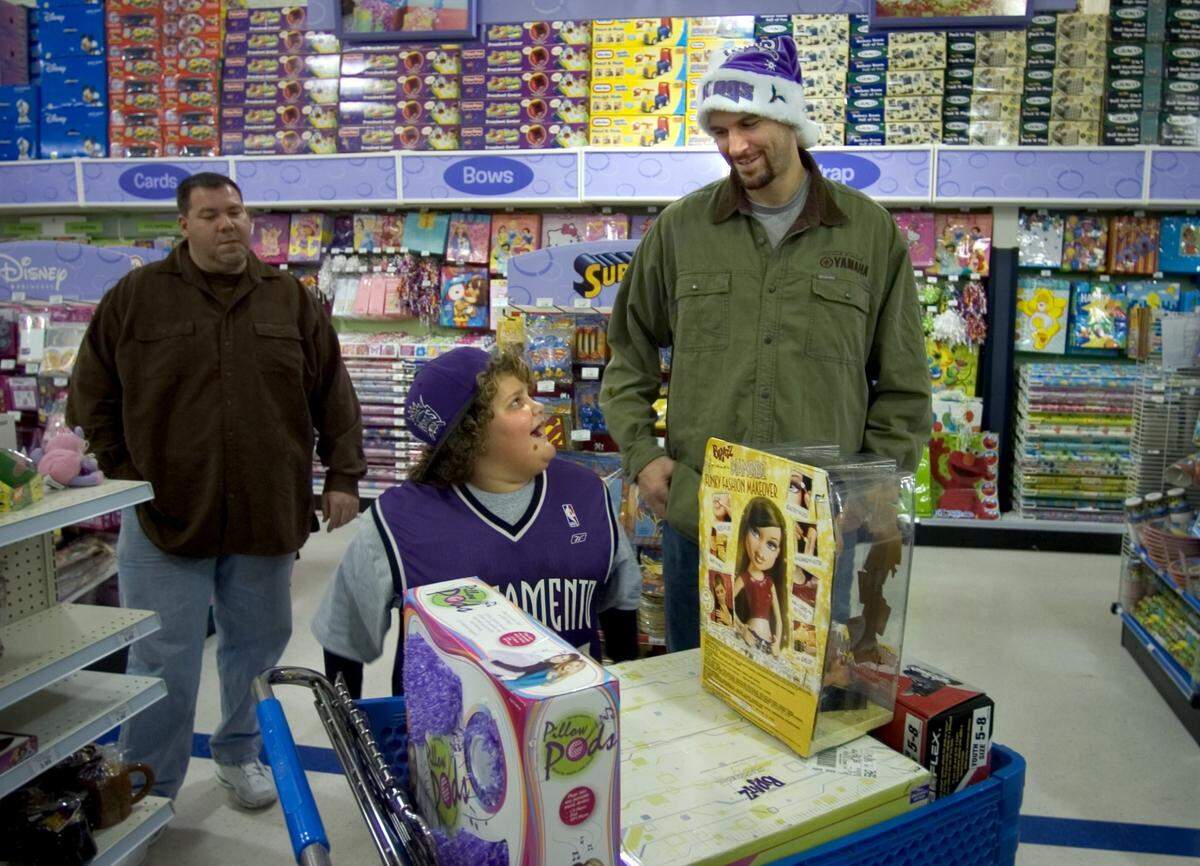 Sacramento Kings center Brad Miller checks out holiday presents that Jill Durda picked in 2006, during Miller’s annual holiday shopping spree at Toys “R” Us in Rocklin. Miller brightened the holidays for 25 lucky kids from Big Brothers Big Sisters. Each child with an individual shopping spree, pictures and autographs from the NBA star.