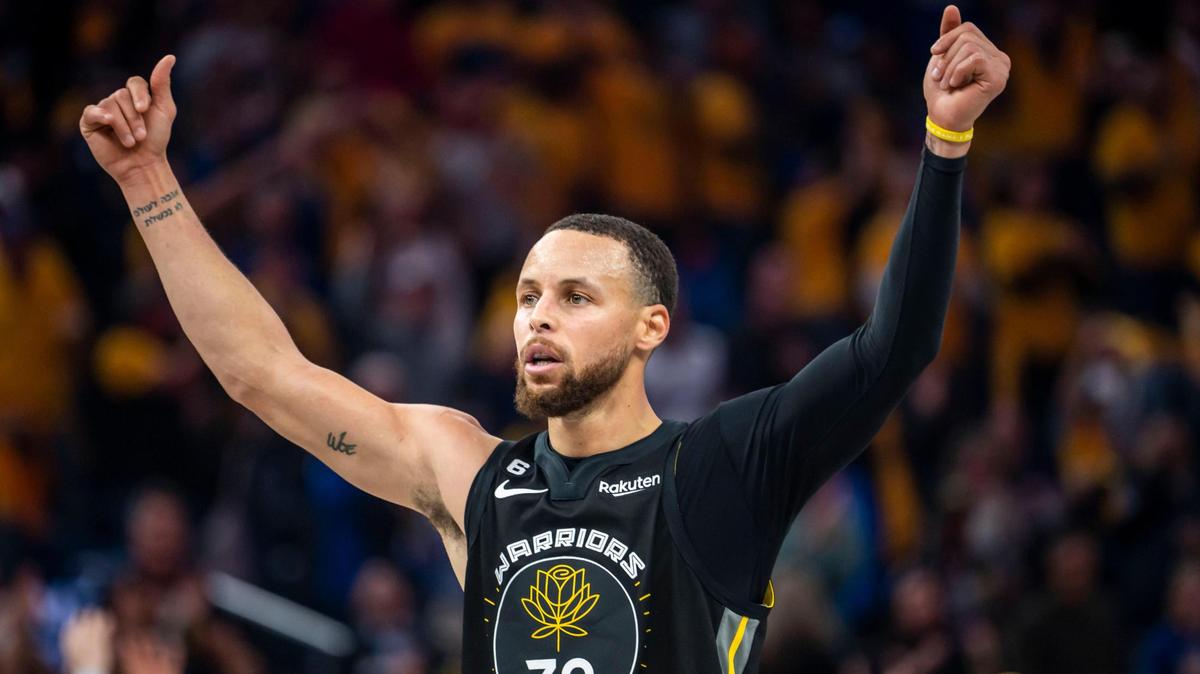 Golden State Warriors guard Stephen Curry (30) gestures to the crowd after a strong end of the half against the Sacramento Kings at Game 3 of the first-round NBA playoff series at Chase Center in San Francisco on Thursday.