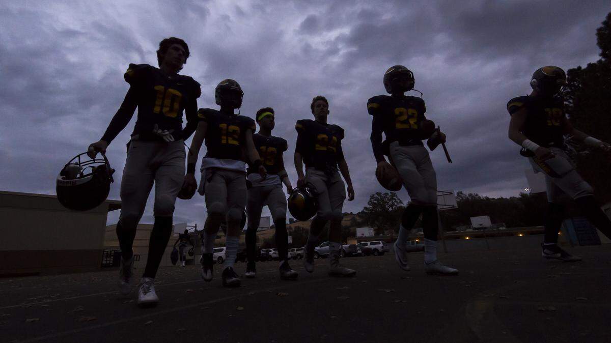The Oak Ridge Trojans head out to face an opponent in 2017. A new club football league is allowing high school football players in California, including some in the Sac-Joaquin Section, to start competing on Friday.