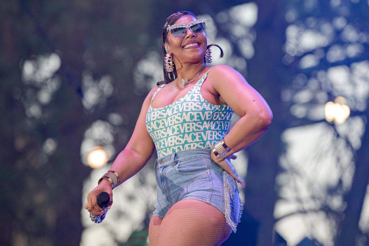Singer Ashanti smiles at her fans while wearing blinged-out sun glasses Wednesday night at Cal Expo during the State Fair.