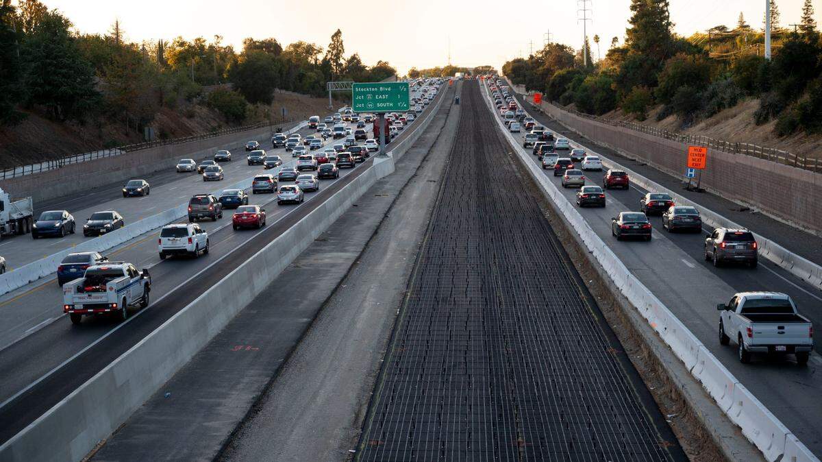 Traffic on US 50 slows during ongoing construction Thursday, Oct. 26, 2023, near the Stockton Boulevard exit. Caltrans expects the construction to be complete on schedule by summer of 2025.