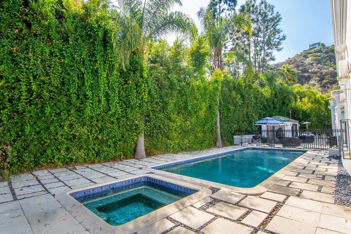 The pool and spa of the Stan Lee home.