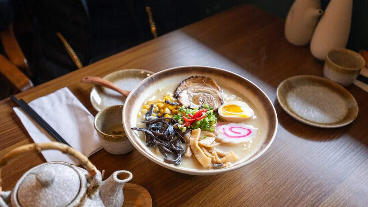 Un gran tazón de ramen se sirve en el restaurante Engawa Fusion en Stockton Boulevard en el sur de Sacramento, el sábado 4 de mayo de 2024.