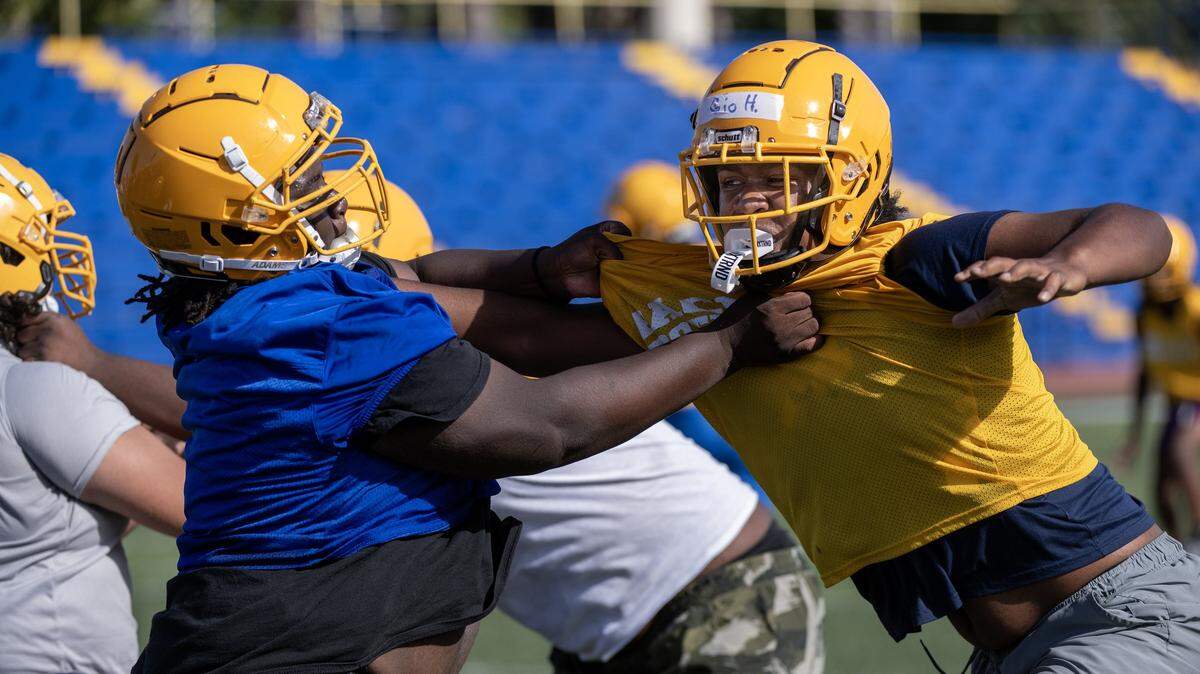 Grant Pacers defensive lineman Gio Hodge rushes the passer during practice on campus in Del Paso Heights on Tuesday.