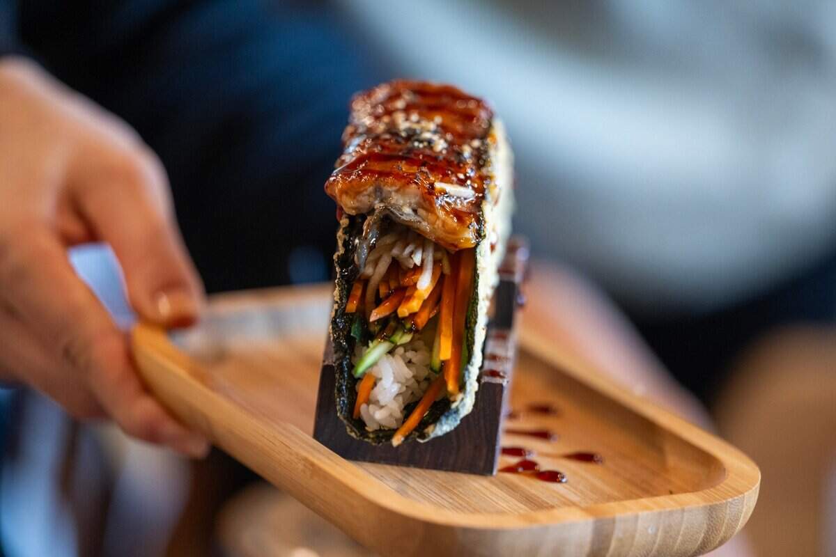 Un Taco Unagi, de $12, con anguila a la parrilla, manzana, zanahoria, pepino y salsa unagi se sirve en el recién inaugurado restaurante Engawa Fusion de Stockton Boulevard, en el sur de Sacramento, el sábado 4 de mayo de 2024.