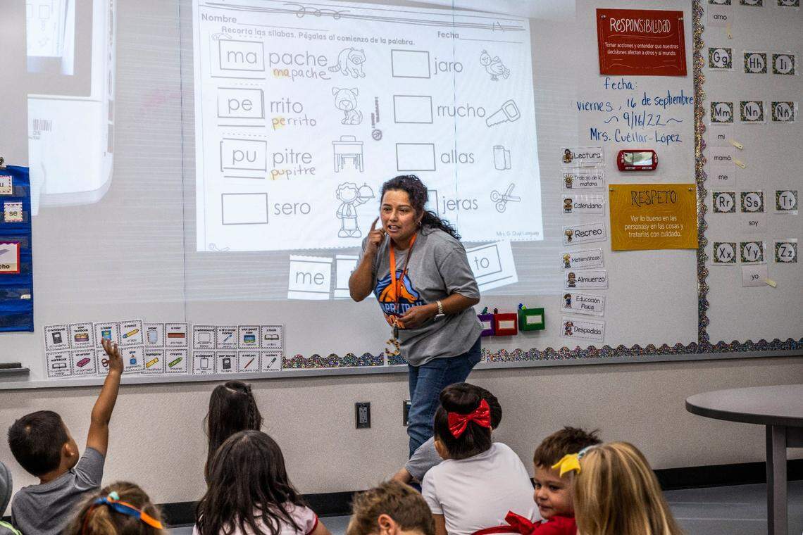 Kindergarten teacher Cuéllar-López teaches a lesson on Spanish syllables at Quarry Trail Elementary in Rocklin on Sept. 16. The school offers the Rocklin Unified School District’s first dual-language instruction program, giving families the option of having their students taught in English and Spanish.