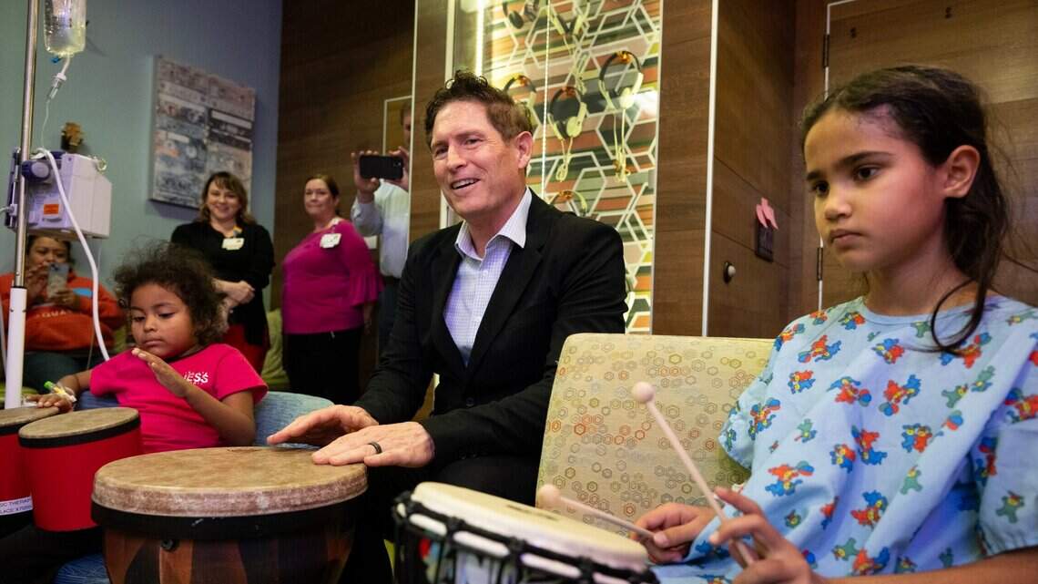 ‘Who’s got the beat?’ See NFL legend Steve Young join Sacramento kids for music therapy