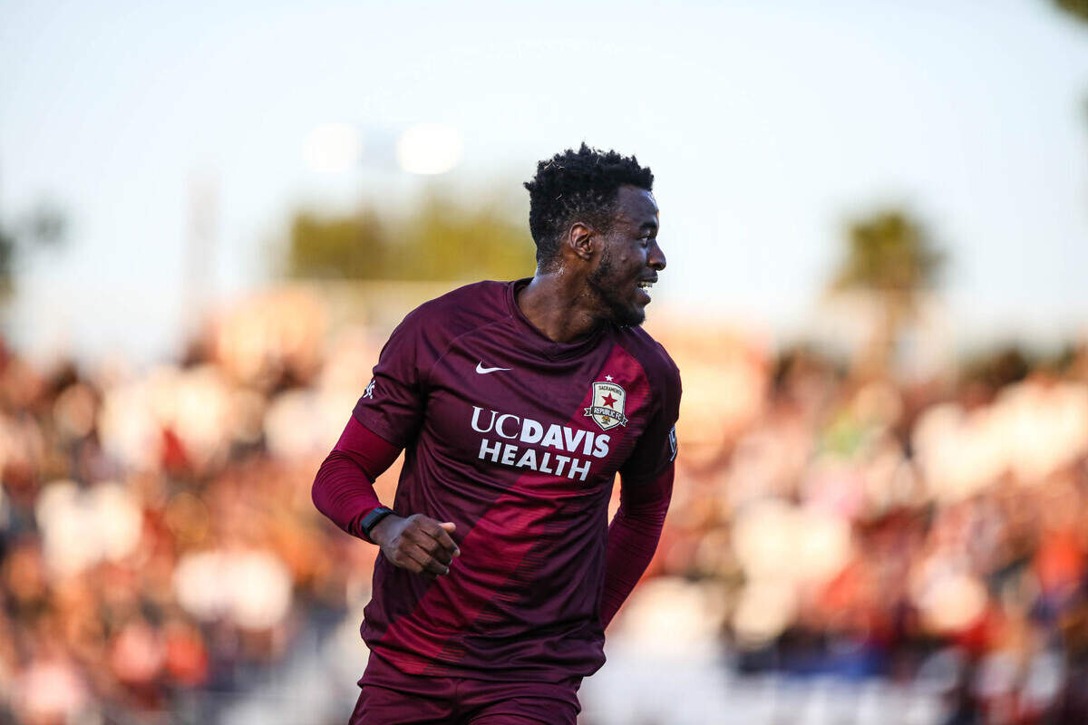 Luther Archimède keeps an eye on the ball during Sacramento Republic’s 1-1 tie with Las Vegas on Saturday.