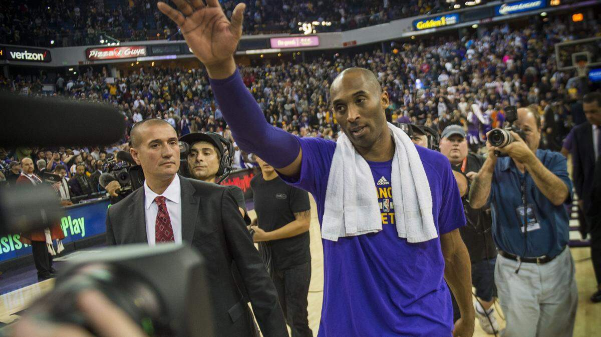 Los Angeles Lakers forward Kobe Bryant (24) waves to crowd after his team’s 118-115 loss against the Sacramento Kings on Thursday, Jan. 7, 2016 at Sleep Train Arena in Sacramento.