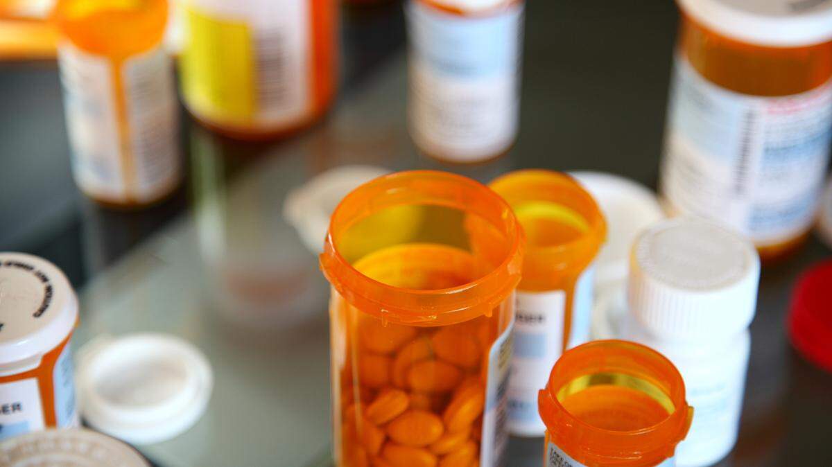 Miles de pacientes están sin medicamentos mientras el programa de medicamentos con receta de Medicaid enfrenta retrasos en el centro de llamadas, falta de personal y falta de datos en el primer mes.