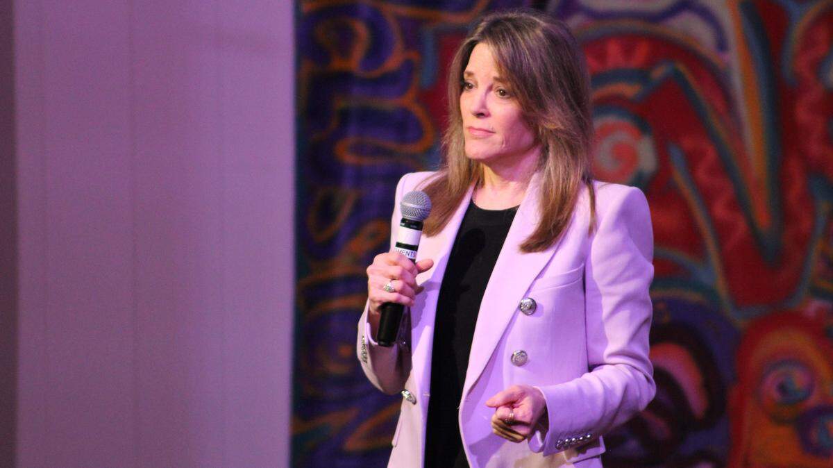 Democratic presidential candidate Marianne Williamson calls the federal government “little more than a system of legalized bribery.” She addressed about 100 attendees at the Center for Spiritual Living in San Jose on April 28.