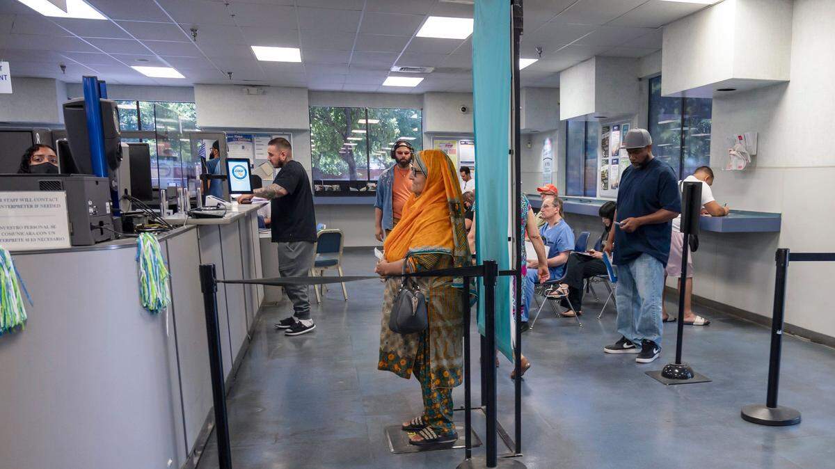 Una mujer posa para una foto de licencia de conducir en el DMV de Broadway, en Sacramento, el 27 de junio de 2022. Un lector preguntó al equipo de periodismo de servicio de The Sacramento Bee: ¿Qué necesito para renovar mi licencia de conducir Real ID de California?