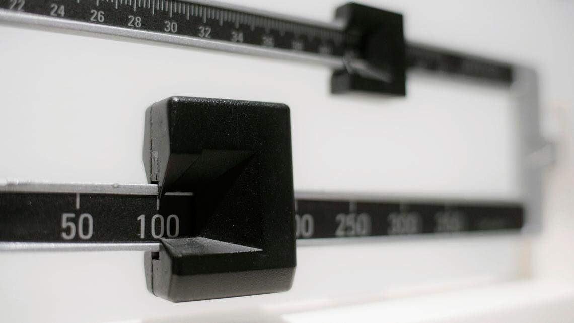 A new Ohio State University study suggests that people who start adulthood with a body mass index (BMI) in the normal range, but then add pounds later in life and enter the “overweight” but not “obese” category, tend to live the longest.