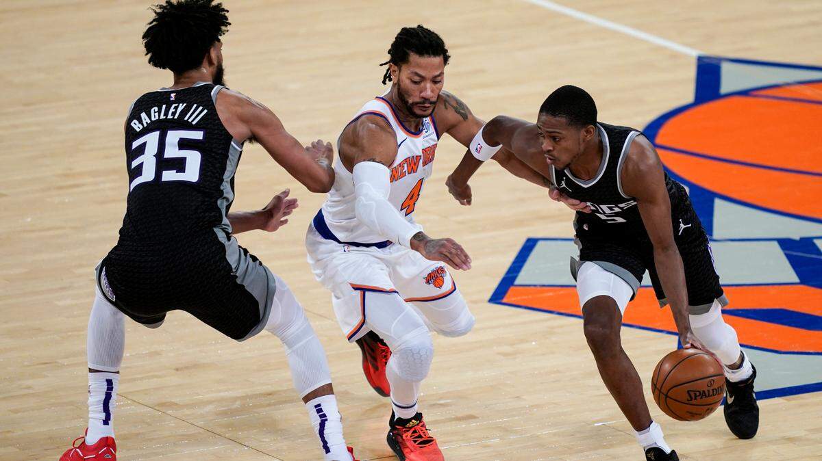 Sacramento Kings guard De’Aaron Fox, right, drives past New York Knicks guard Derrick Rose (4) as forward Marvin Bagley III (35) sets a screen during the first half of an NBA basketball game Thursday, Feb. 25, 2021, in New York. (AP Photo/John Minchillo, Pool)