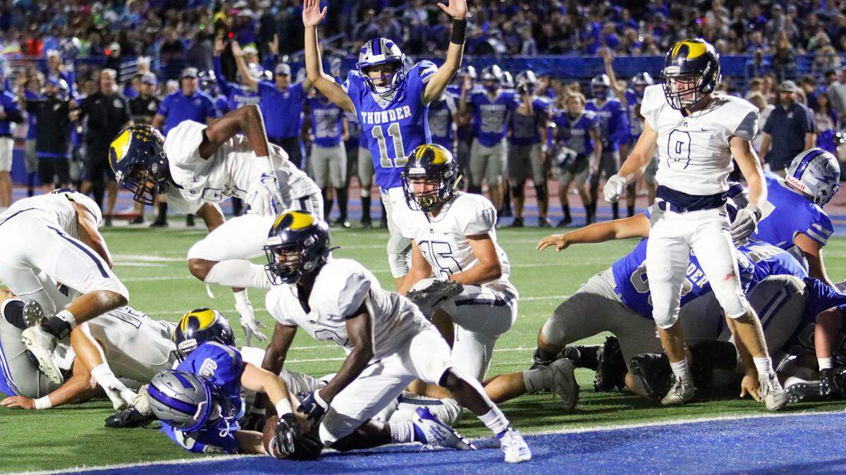 Rocklin’s Tanner Gomes stretches for a touchdown during the Thunder’s 28-22 win over Oak Ridge on Friday.