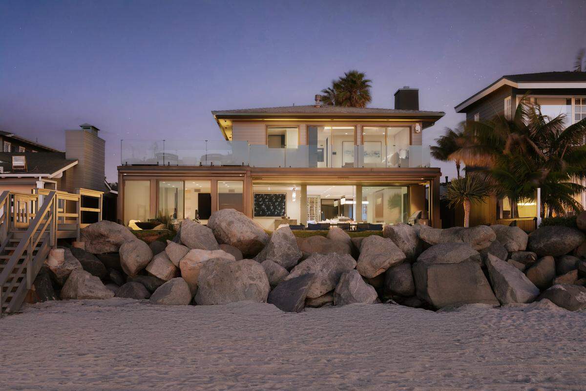Perched directly on the sand in Del Mar’s ultra‑exclusive Sandy Lane in California, this fully remodeled modern estate spans 3,888 square feet with four bedrooms, 50 feet of unobstructed ocean frontage and private steps that drop straight to the beach.