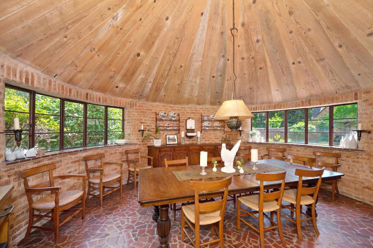 The circular dining room’s soaring cone-shaped ceiling was built without nails.